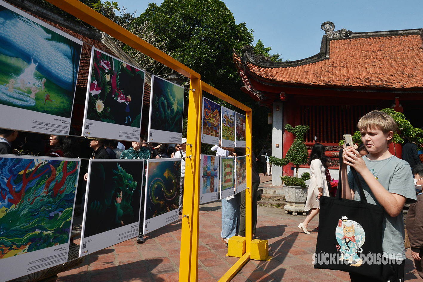 Du khách nước ngoài đội nắng đến Văn Miếu chiêm ngưỡng 80 tác phẩm Rồng- Ảnh 9.