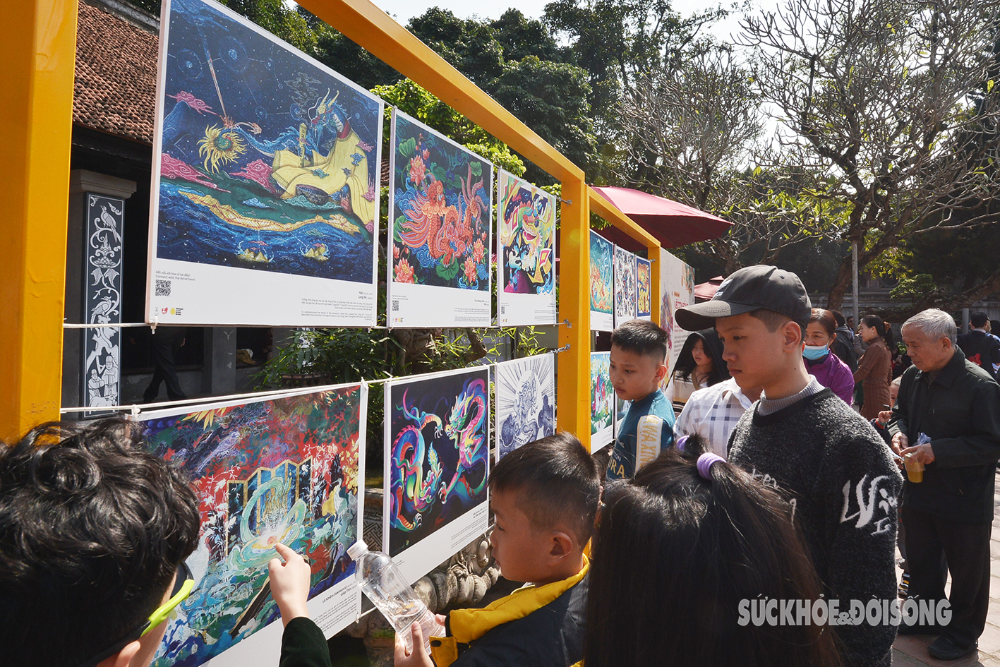 Du khách nước ngoài đội nắng đến Văn Miếu chiêm ngưỡng 80 tác phẩm Rồng- Ảnh 7.