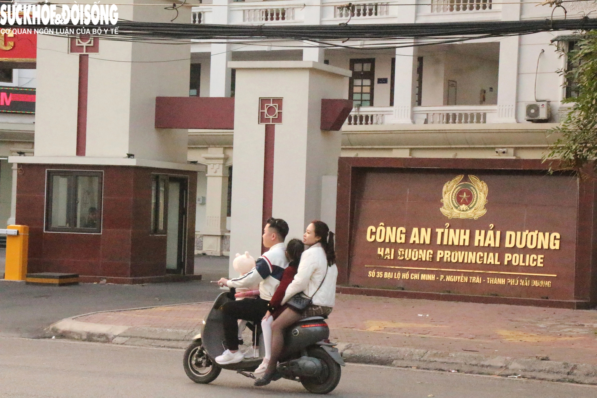 Nhiều người dân Thành phố Hải Dương du xuân vượt đèn đỏ, kẹp 3, không đội mũ bảo hiểm- Ảnh 10.