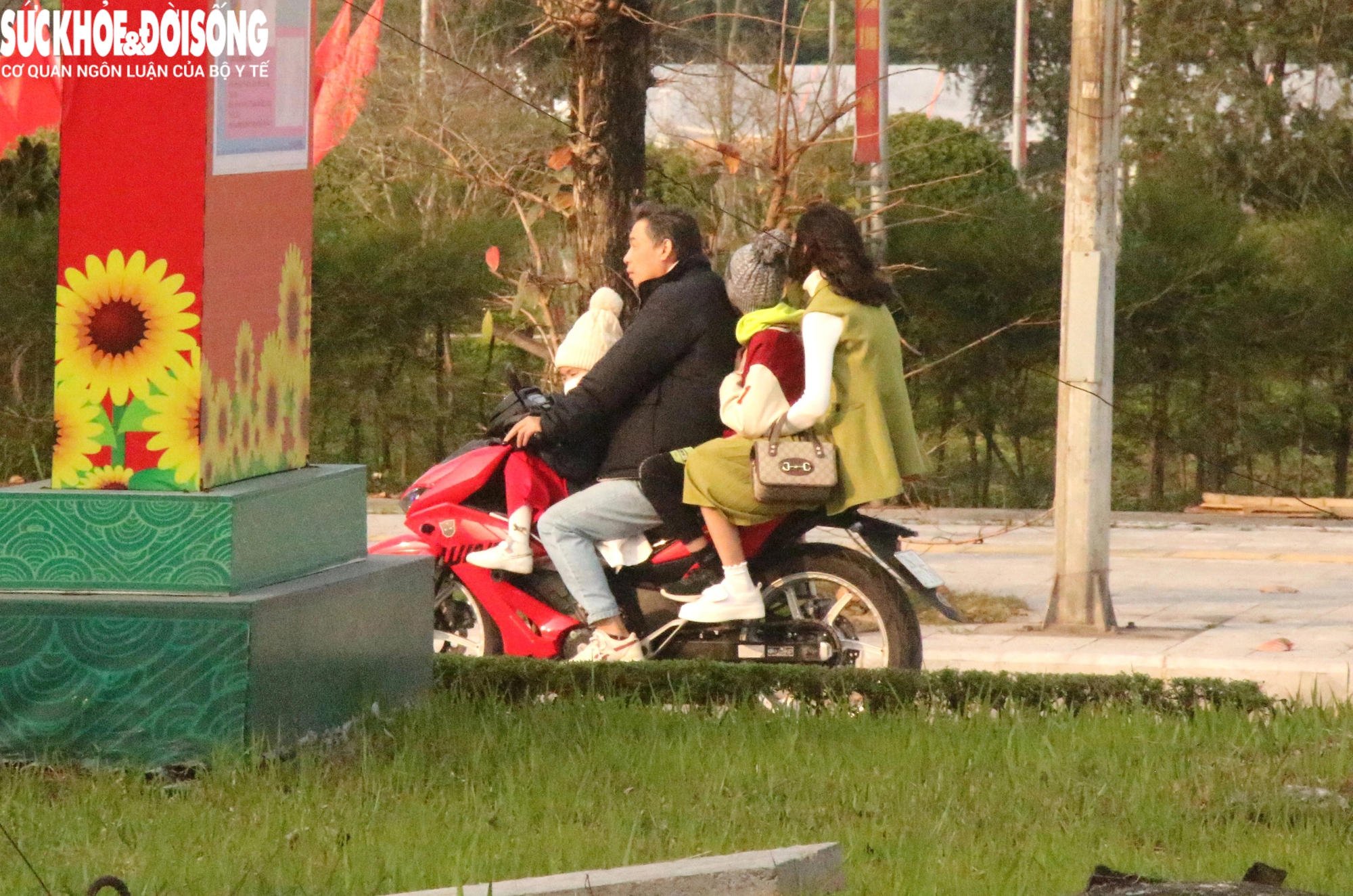 Nhiều người dân Thành phố Hải Dương du xuân vượt đèn đỏ, kẹp 3, không đội mũ bảo hiểm- Ảnh 15.