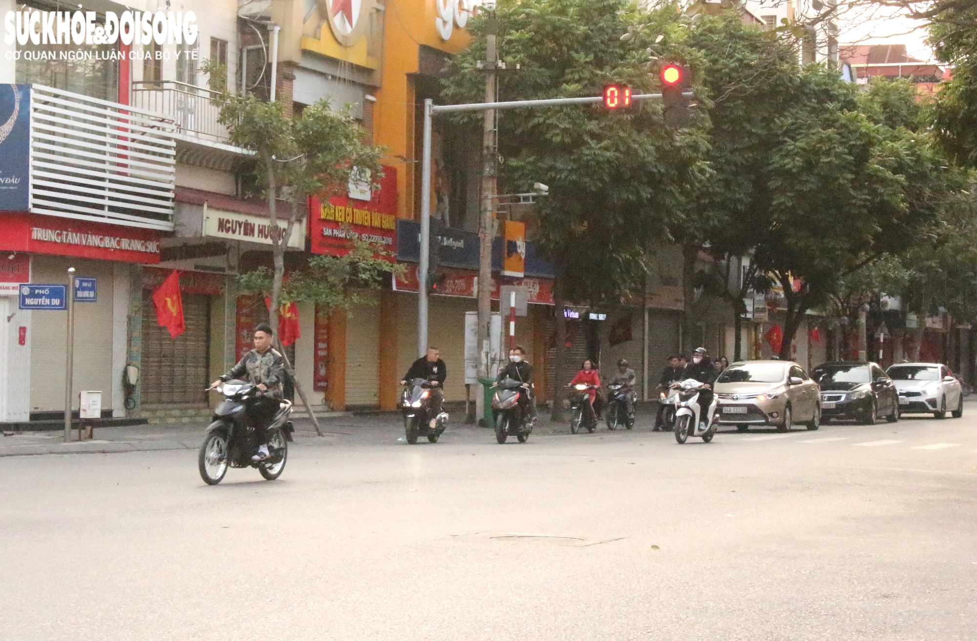 Nhiều người dân Thành phố Hải Dương du xuân vượt đèn đỏ, kẹp 3, không đội mũ bảo hiểm- Ảnh 16.
