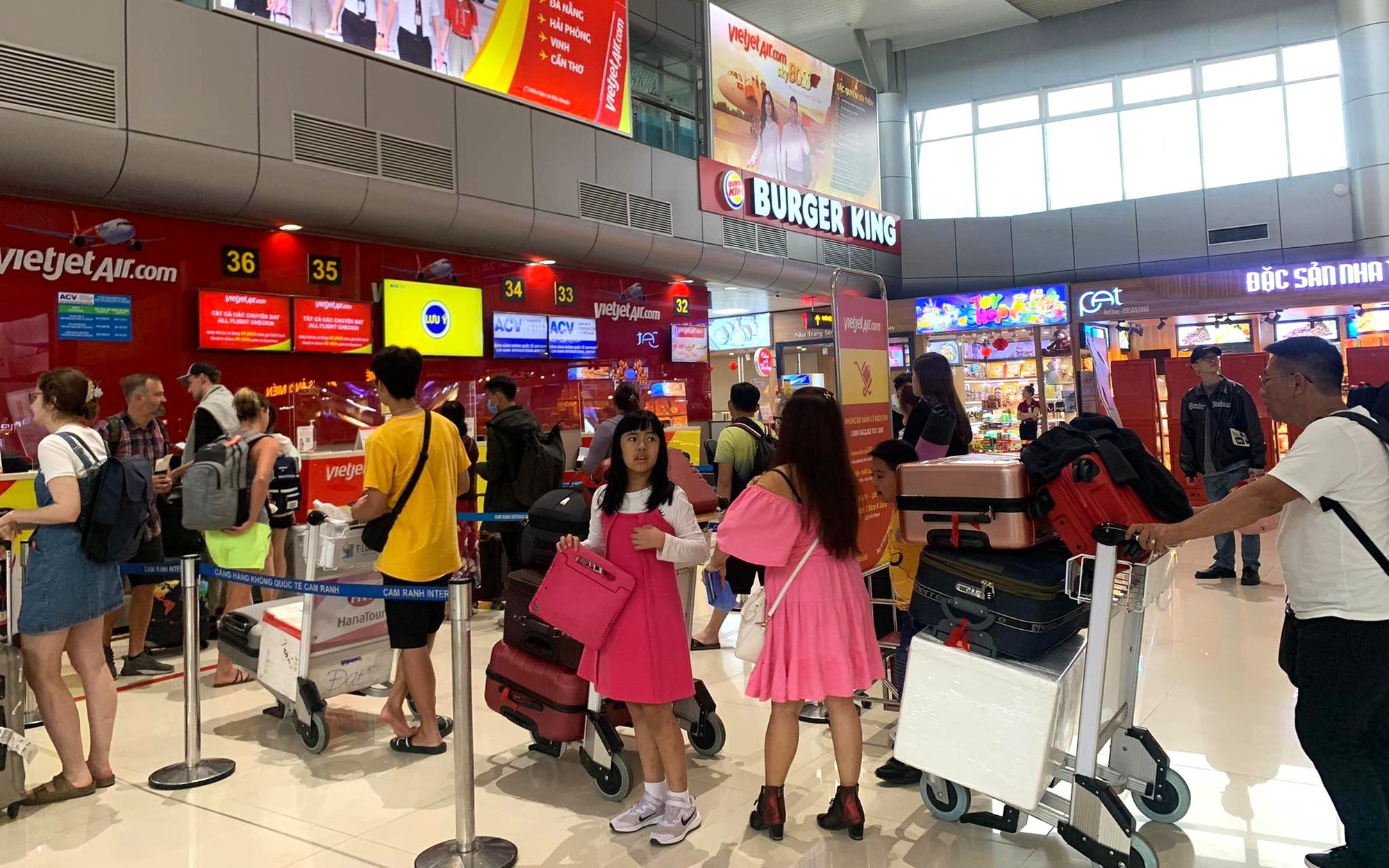Các sân bay dần tăng nhiệt, Tân Sơn Nhất đón lượng khách &quot;khủng&quot;