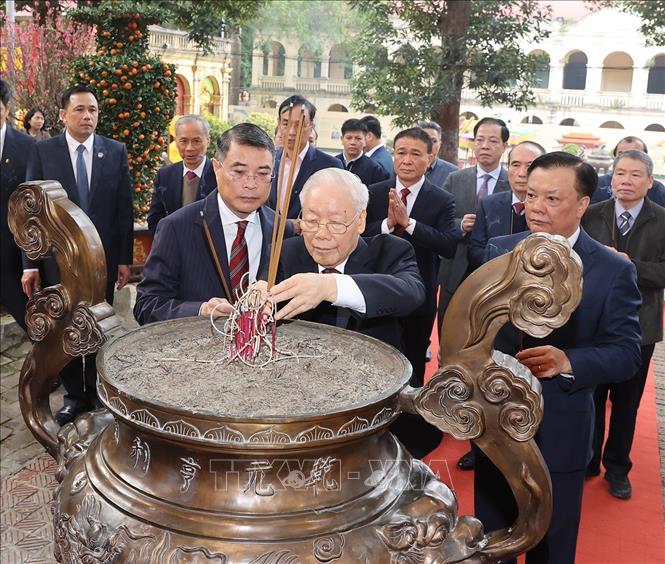 Tổng Bí thư Nguyễn Phú Trọng dâng hương tại Hoàng thành Thăng Long- Ảnh 3. Tổng Bí thư Nguyễn Phú Trọng dâng hương tại Hoàng thành Thăng Long- Ảnh 3.