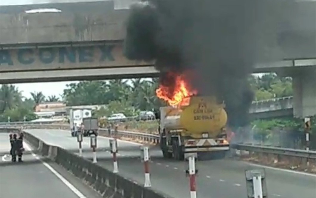 Cháy xe bồn chở nhiên liệu trên cao tốc TP Hồ Chí Minh - Trung Lương