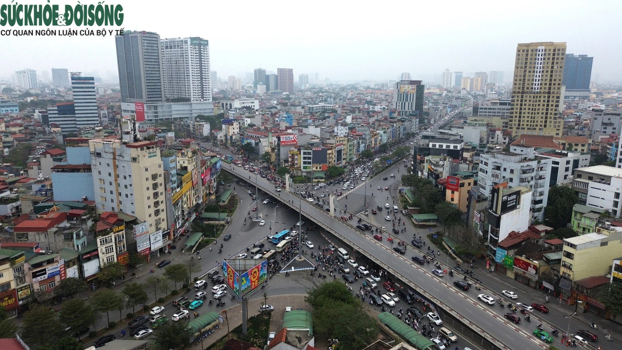 Ngày đi làm đầu tiên sau Tết, đường phố chật chội, người - xe chen chúc- Ảnh 2.