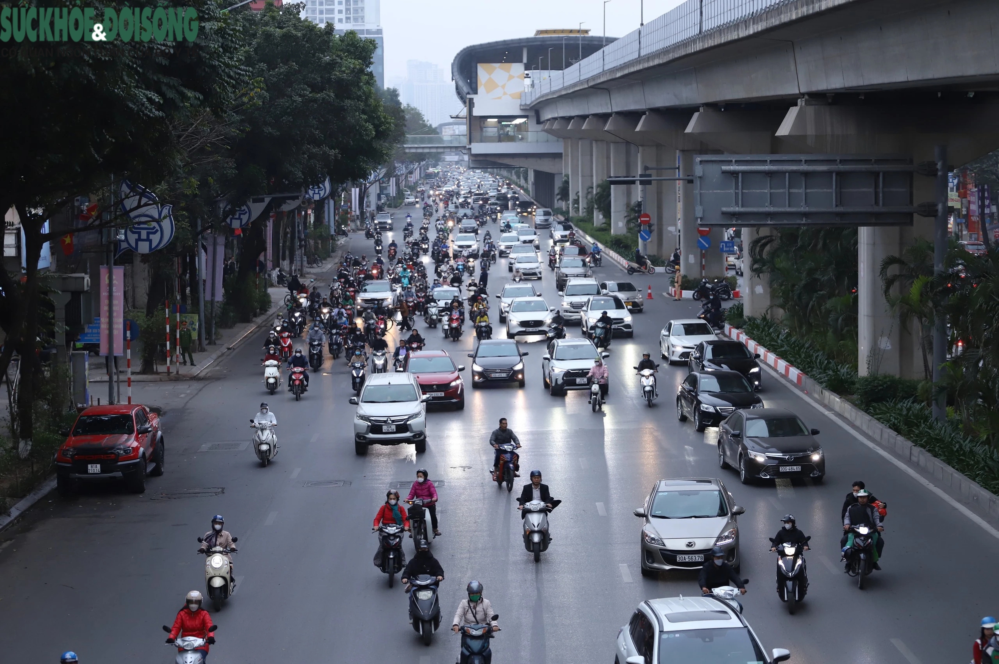 Ngày đi làm đầu tiên sau Tết, đường phố chật chội, người - xe chen chúc- Ảnh 4.