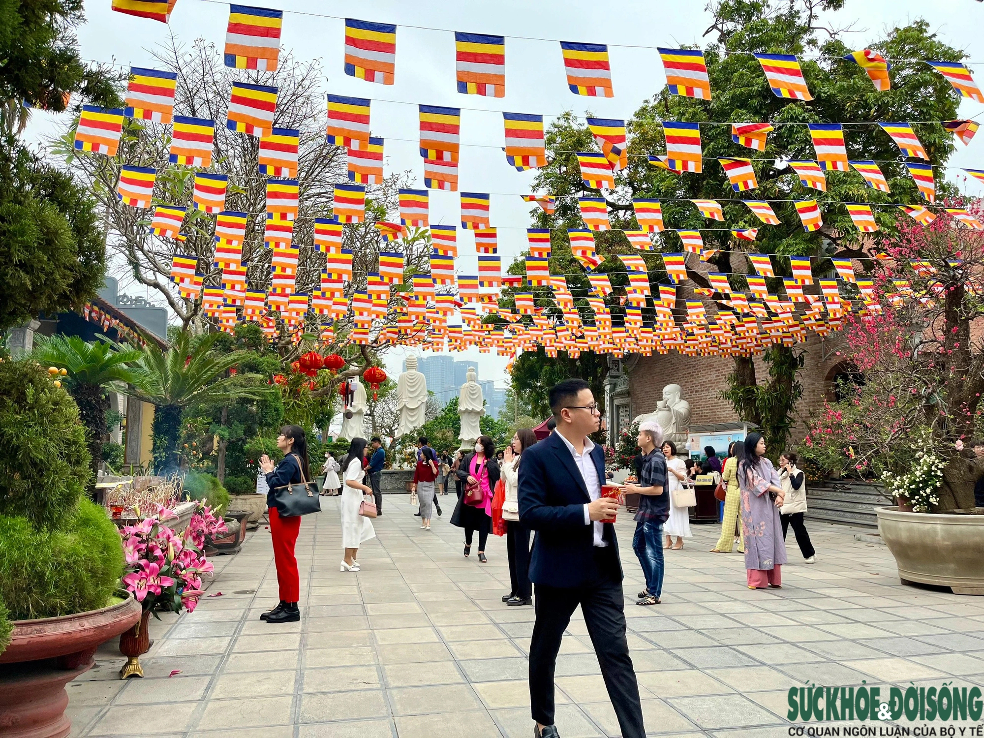Ngày đầu tiên đi làm sau Tết, chùa Hà Nội tấp nập du khách- Ảnh 1.