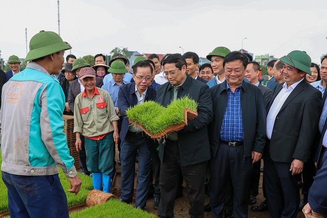 Thủ tướng Phạm Minh Chính trực tiếp xuống đồng lái máy cấy cùng nông dân Hải Dương- Ảnh 1.