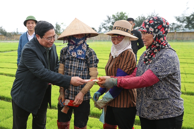 Thủ tướng Phạm Minh Chính trực tiếp xuống đồng lái máy cấy cùng nông dân Hải Dương- Ảnh 3.