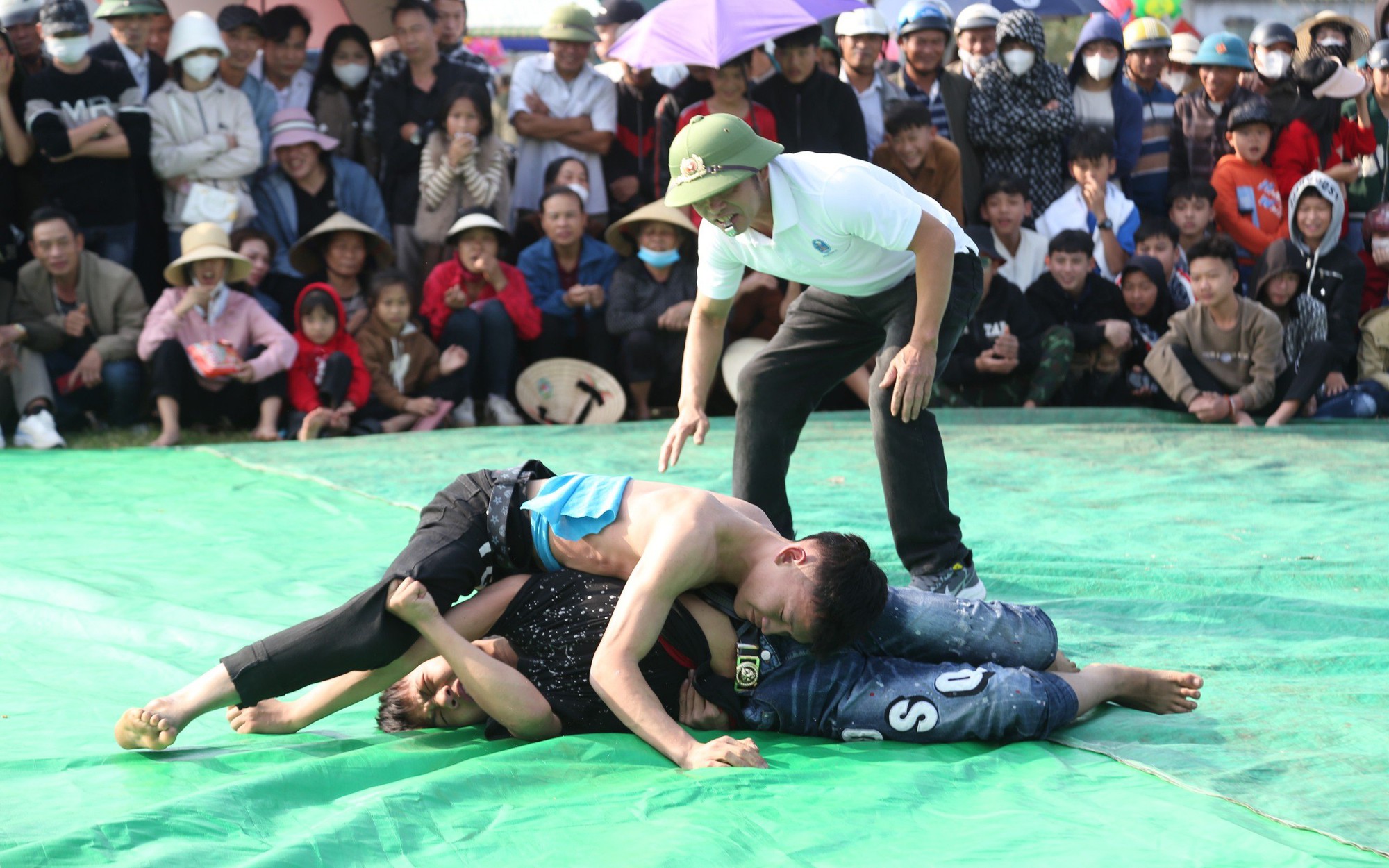 Về Nam Thanh xem trai làng đọ sức, tranh tài ở hội vật ngày Tết