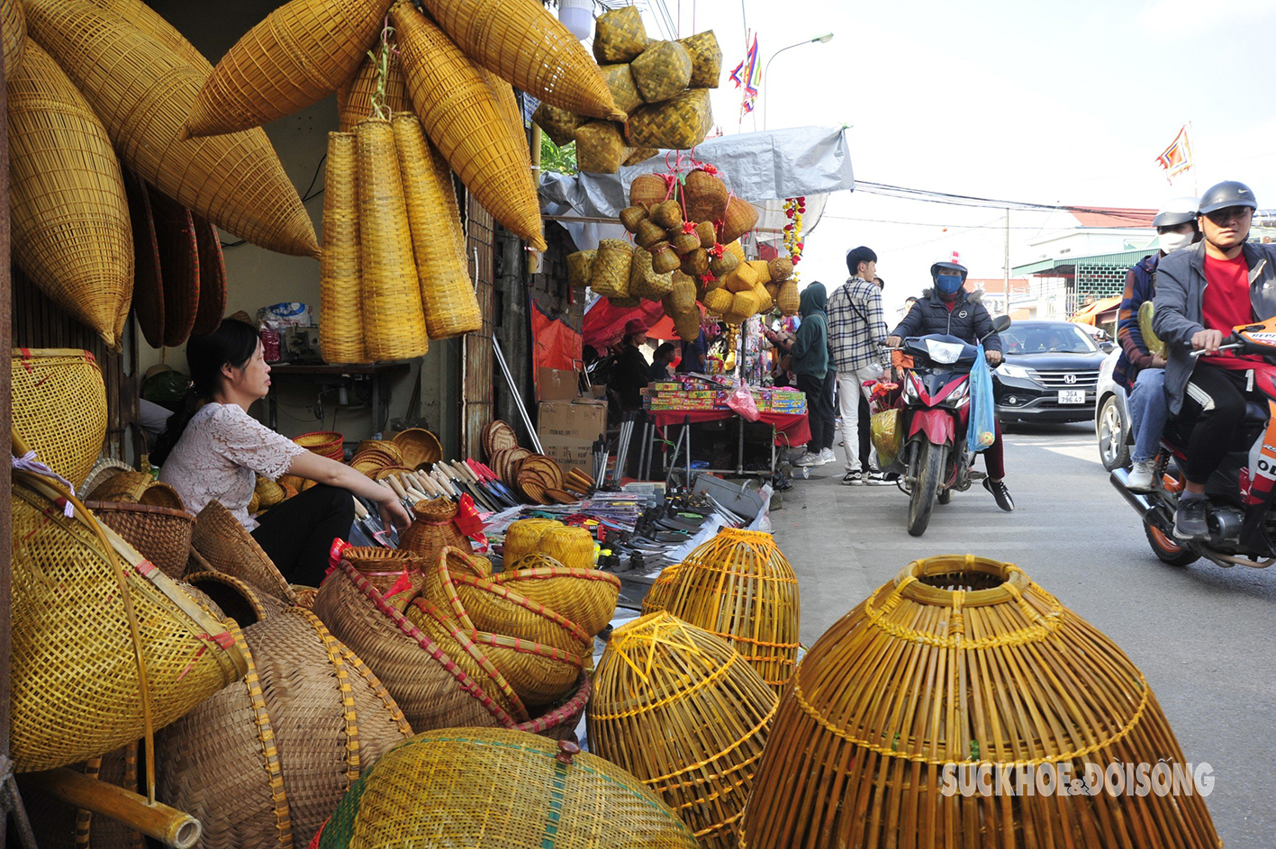 Dòng người ùn ùn đổ về phiên chợ mua may bán rủi - Ảnh 6.