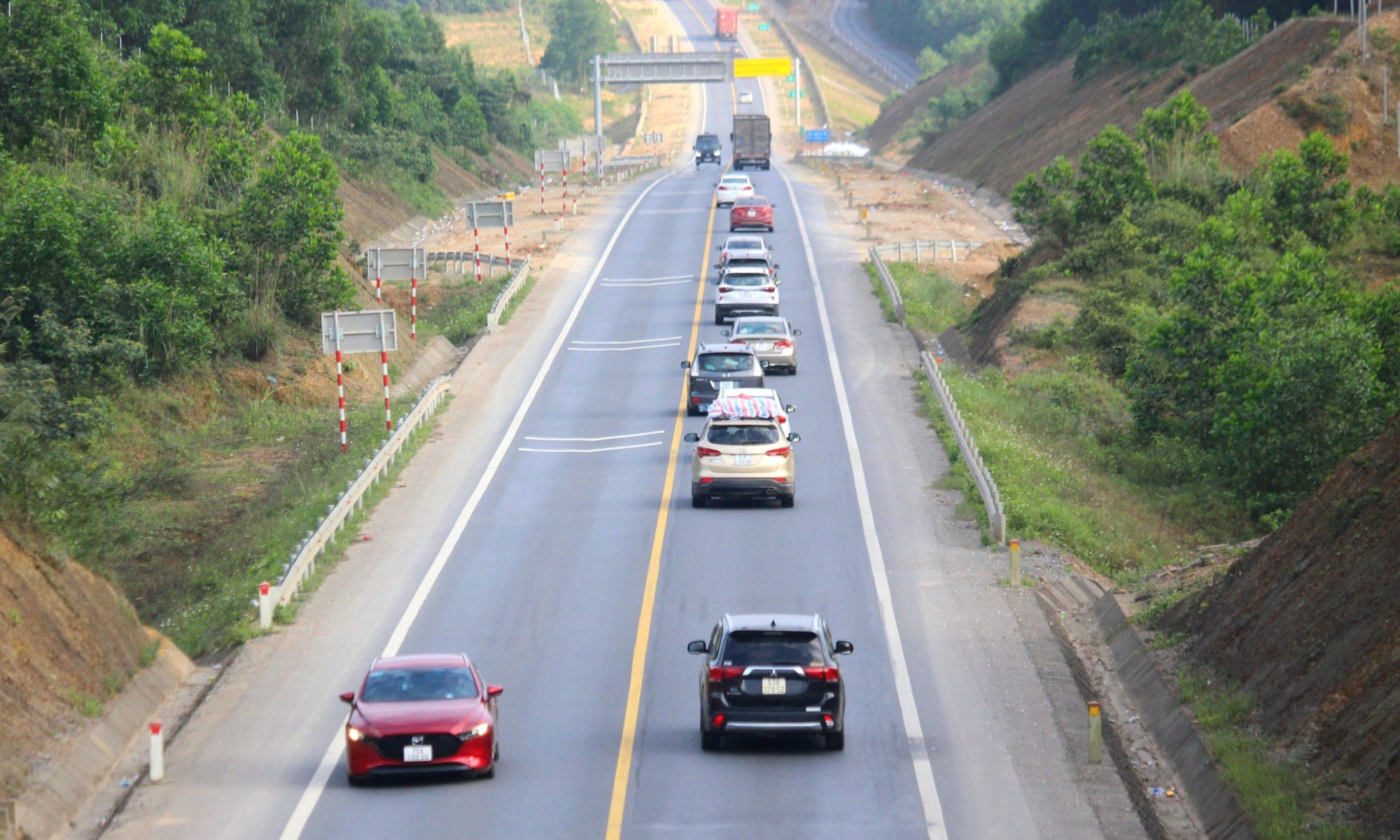 Sau Tết, cao tốc Cam Lộ - La Sơn nườm nượp ô tô vào Nam ra Bắc- Ảnh 5.