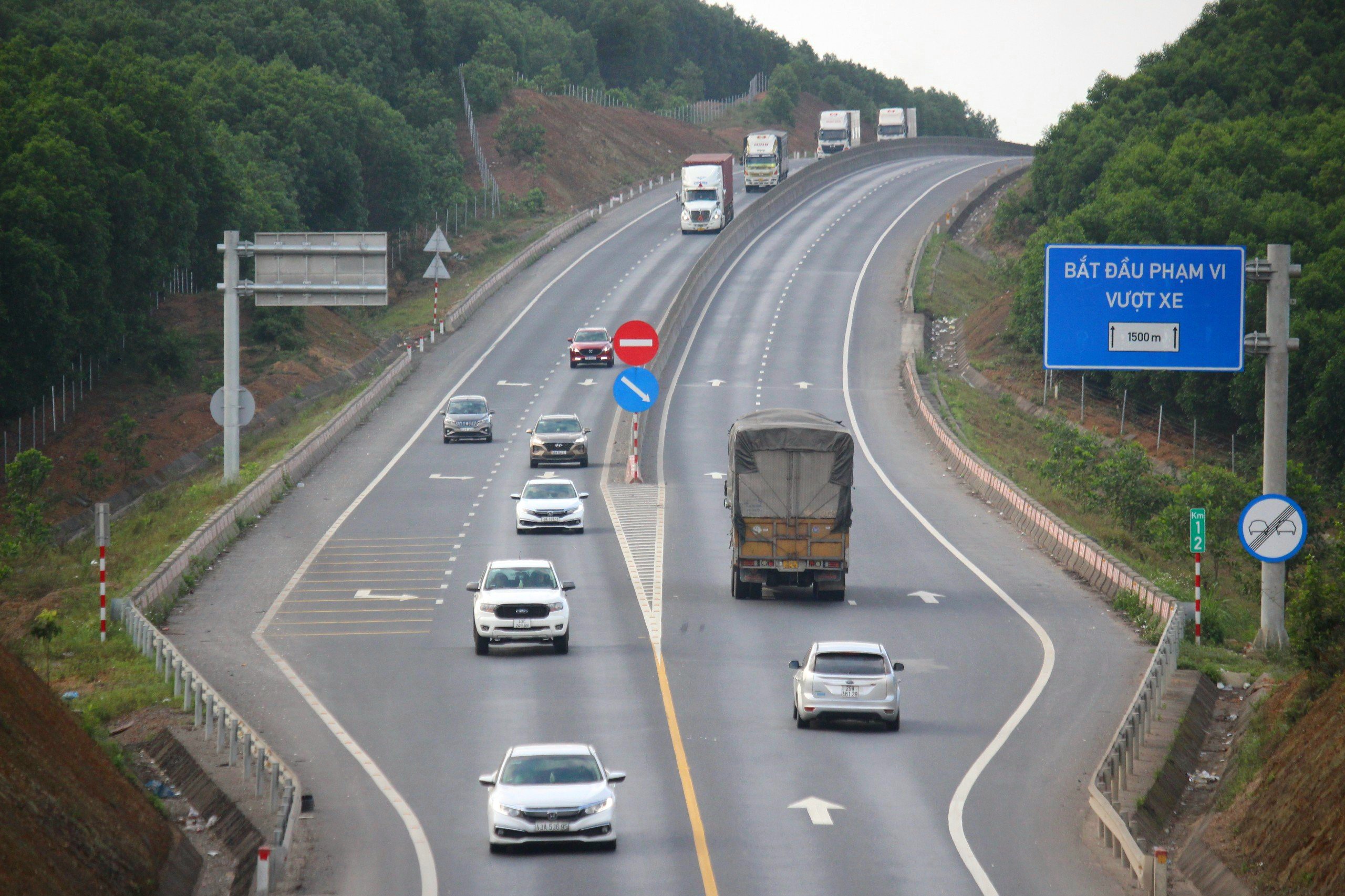 Sau Tết, cao tốc Cam Lộ - La Sơn nườm nượp ô tô vào Nam ra Bắc- Ảnh 6.