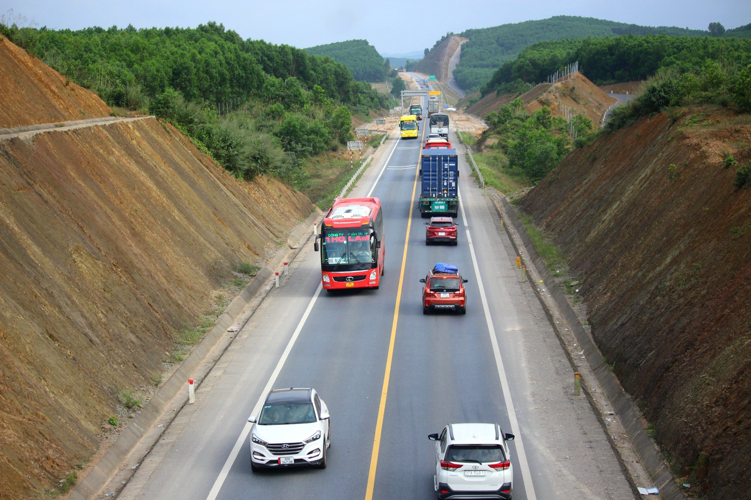 Sau Tết, cao tốc Cam Lộ - La Sơn nườm nượp ô tô vào Nam ra Bắc- Ảnh 4.