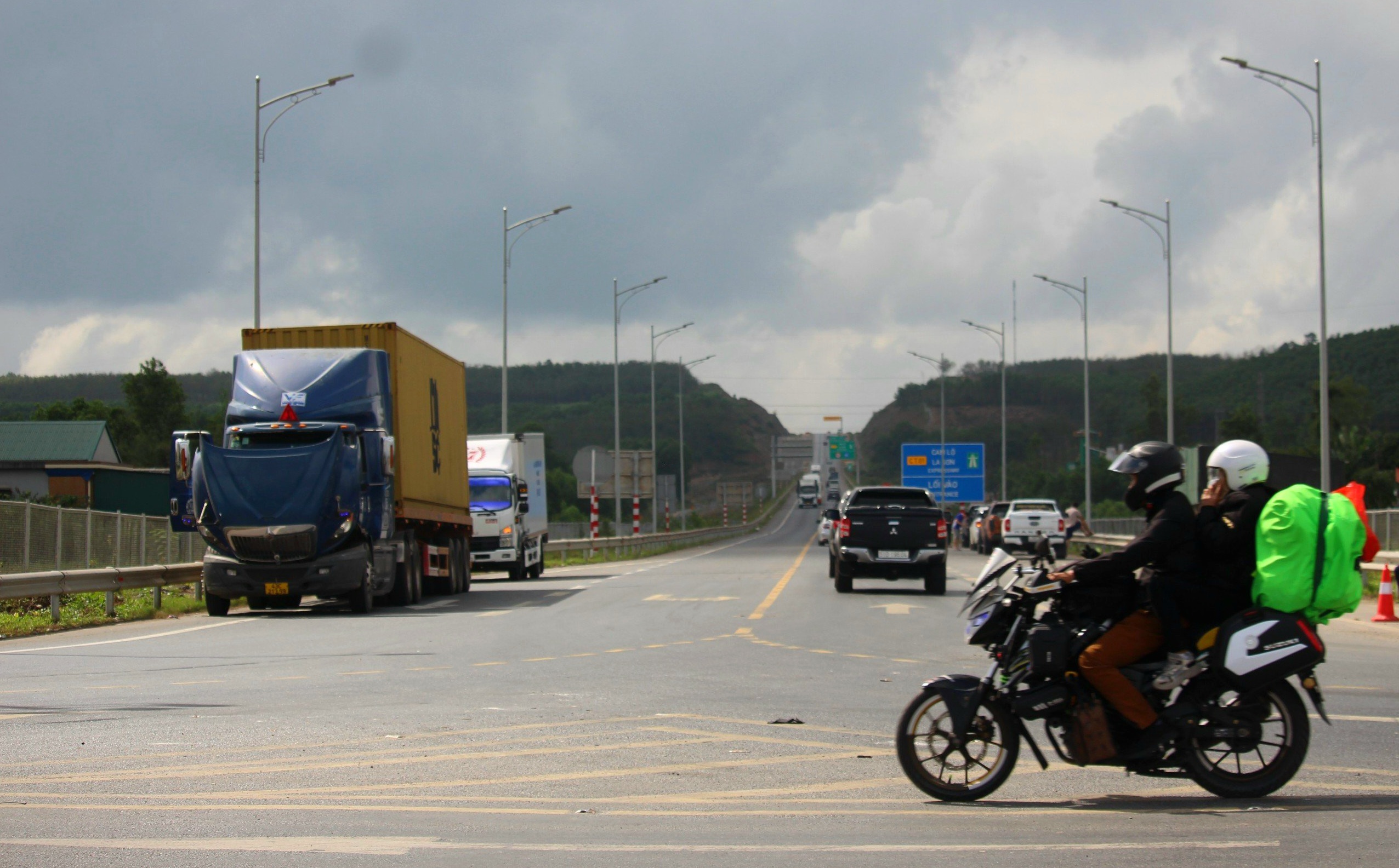 Sau Tết, cao tốc Cam Lộ - La Sơn nườm nượp ô tô vào Nam ra Bắc- Ảnh 1.