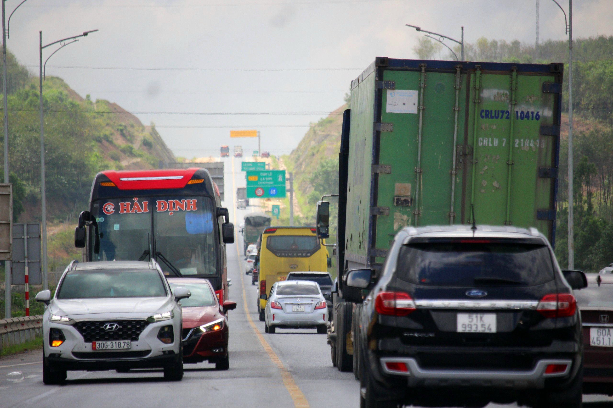 Sau Tết, cao tốc Cam Lộ - La Sơn nườm nượp ô tô vào Nam ra Bắc- Ảnh 3.