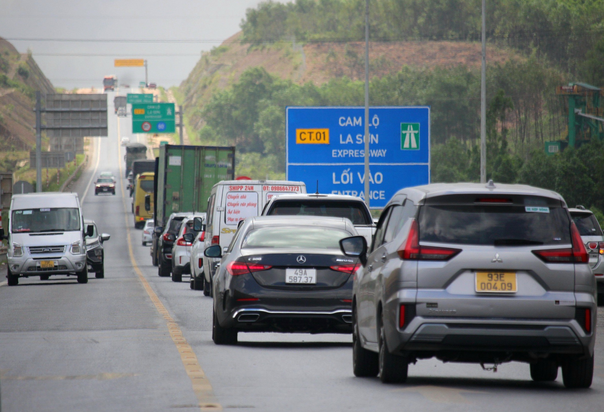 Sau Tết, cao tốc Cam Lộ - La Sơn nườm nượp ô tô vào Nam ra Bắc- Ảnh 2.