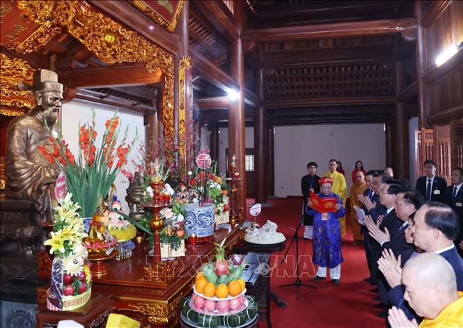 Chủ tịch nước dâng hương và khai bút đầu Xuân tại Khu lưu niệm Nguyễn Trãi- Ảnh 1.