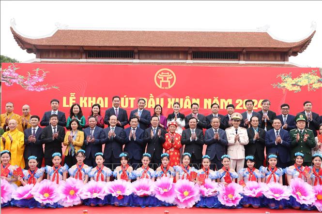 Chủ tịch nước dâng hương và khai bút đầu Xuân tại Khu lưu niệm Nguyễn Trãi- Ảnh 4.