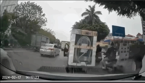 Lời khai bất ngờ của tài xế ô tô đạp ngã nam shipper trên đường phố Hà Nội- Ảnh 1.