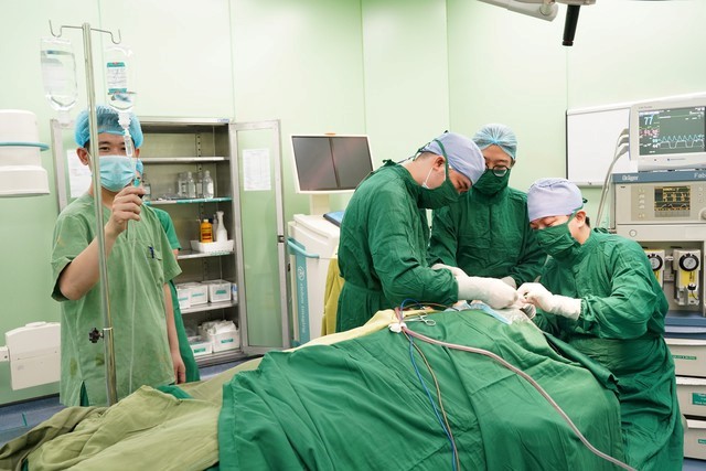 Bệnh viện Đa khoa thành phố Vinh 'hồi sinh' bệnh nhân hôn mê do chấn thương sọ não- Ảnh 1.