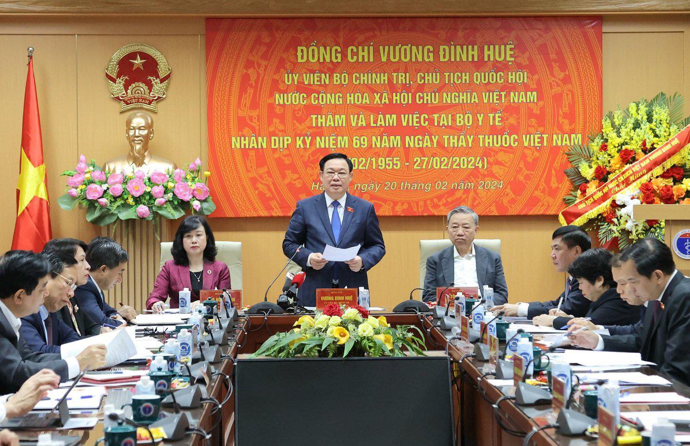 Chủ tịch Quốc hội thăm, làm việc, chúc mừng ngành Y tế nhân kỷ niệm 69 năm Ngày Thầy thuốc Việt Nam- Ảnh 2.