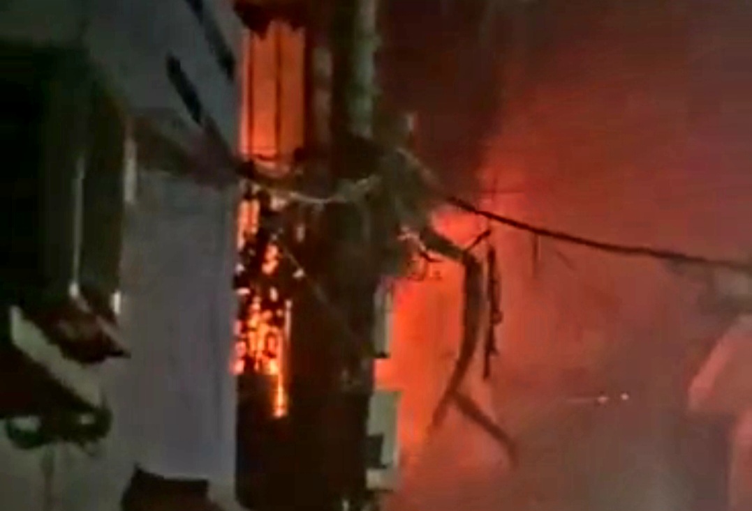 TP Hồ Chí Minh: Bé trai bị mắc kẹt và ngạt khói khi căn nhà bốc cháy