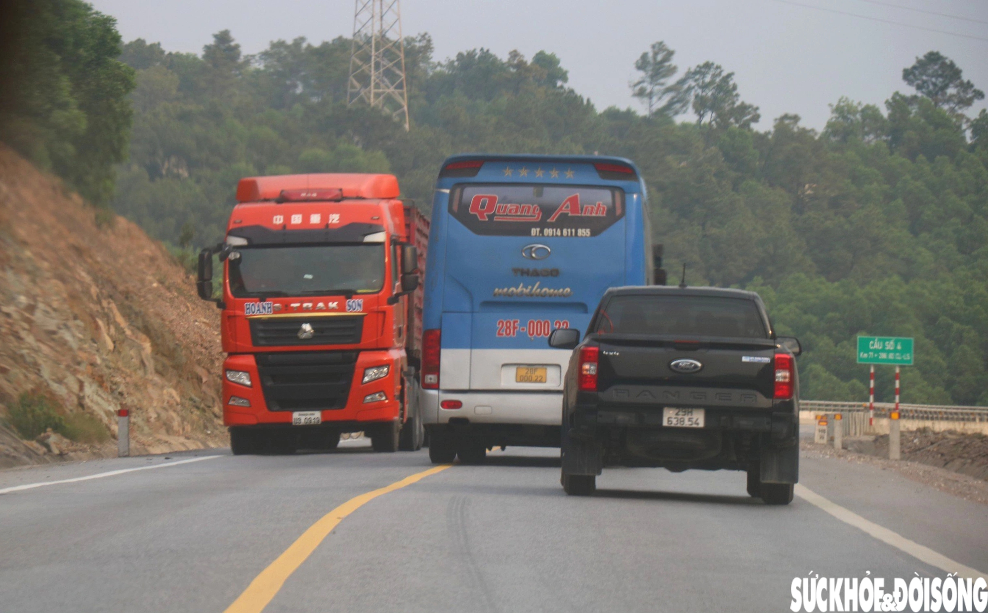 Sau tai nạn nghiêm trọng, nhiều phương tiện vẫn vượt ẩu trên cao tốc Cam Lộ - La Sơn- Ảnh 5.