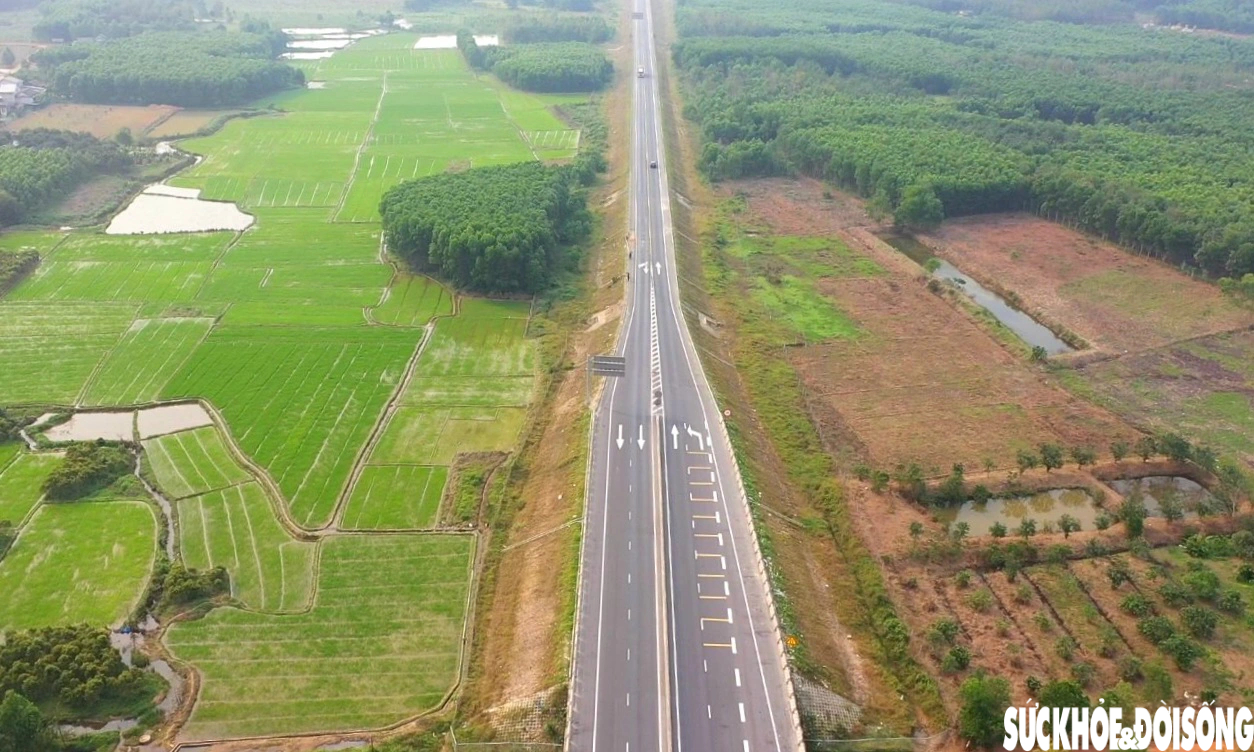 Sau tai nạn nghiêm trọng, nhiều phương tiện vẫn vượt ẩu trên cao tốc Cam Lộ - La Sơn- Ảnh 11.