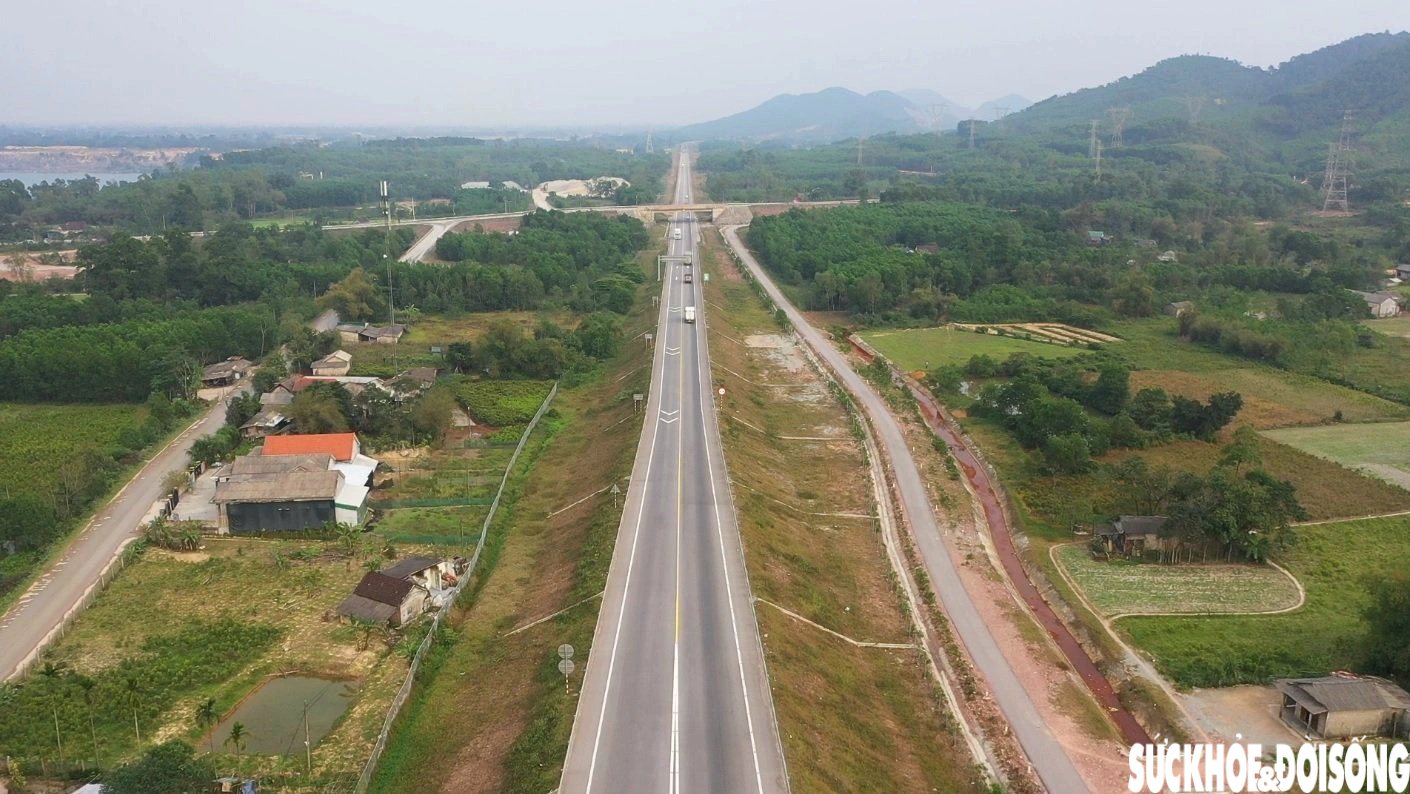 Sau tai nạn nghiêm trọng, nhiều phương tiện vẫn vượt ẩu trên cao tốc Cam Lộ - La Sơn- Ảnh 12.