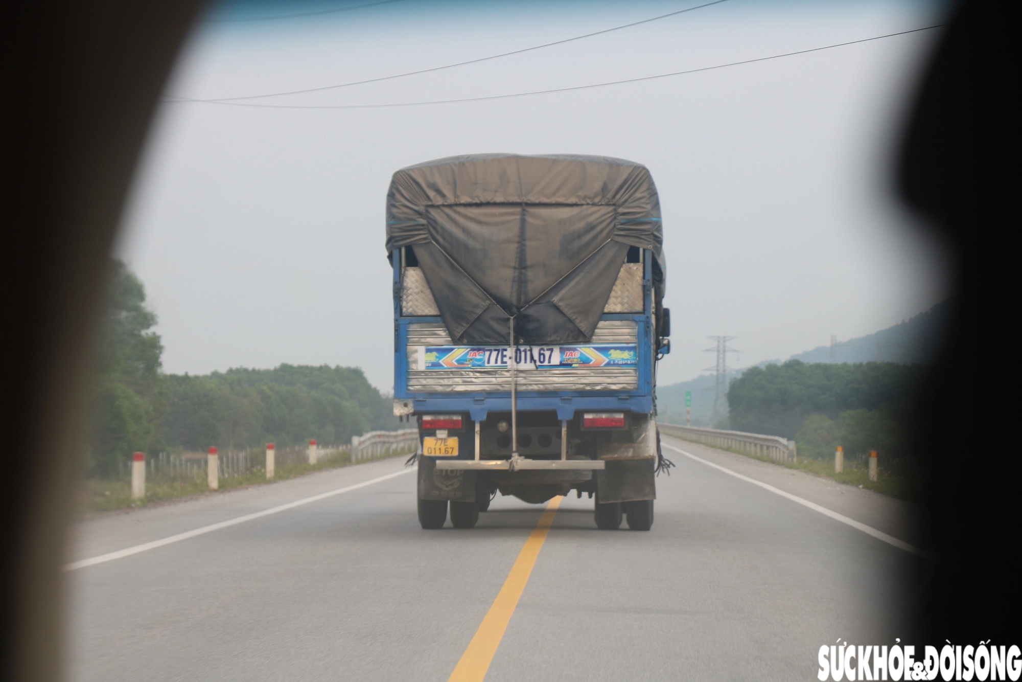 Sau tai nạn nghiêm trọng, nhiều phương tiện vẫn vượt ẩu trên cao tốc Cam Lộ - La Sơn- Ảnh 8.