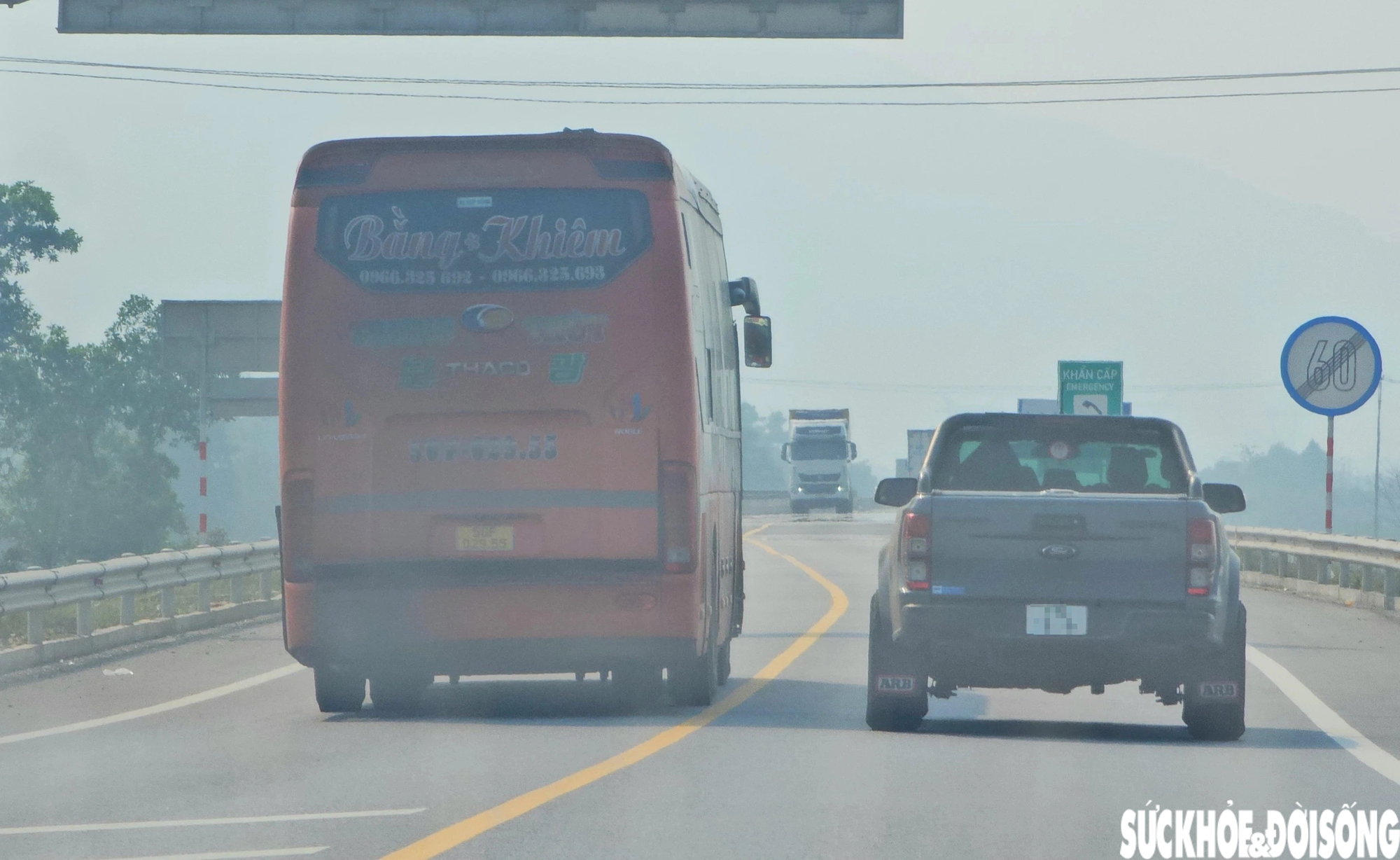 Sau tai nạn nghiêm trọng, nhiều phương tiện vẫn vượt ẩu trên cao tốc Cam Lộ - La Sơn- Ảnh 6.