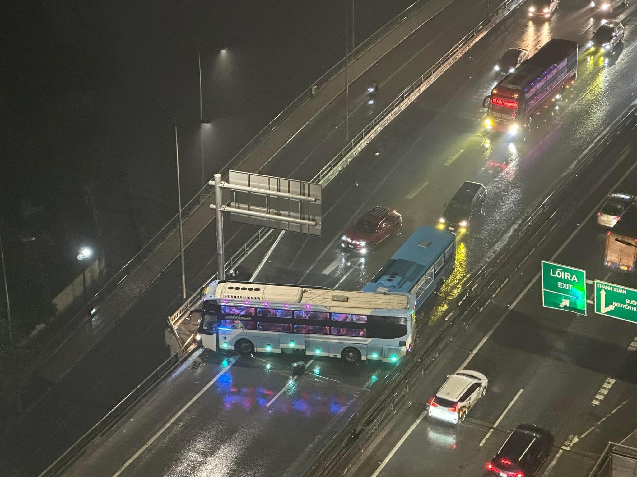Video xe khách mất lái chắn ngang đường Vành đai 3 trong đêm mưa- Ảnh 2.