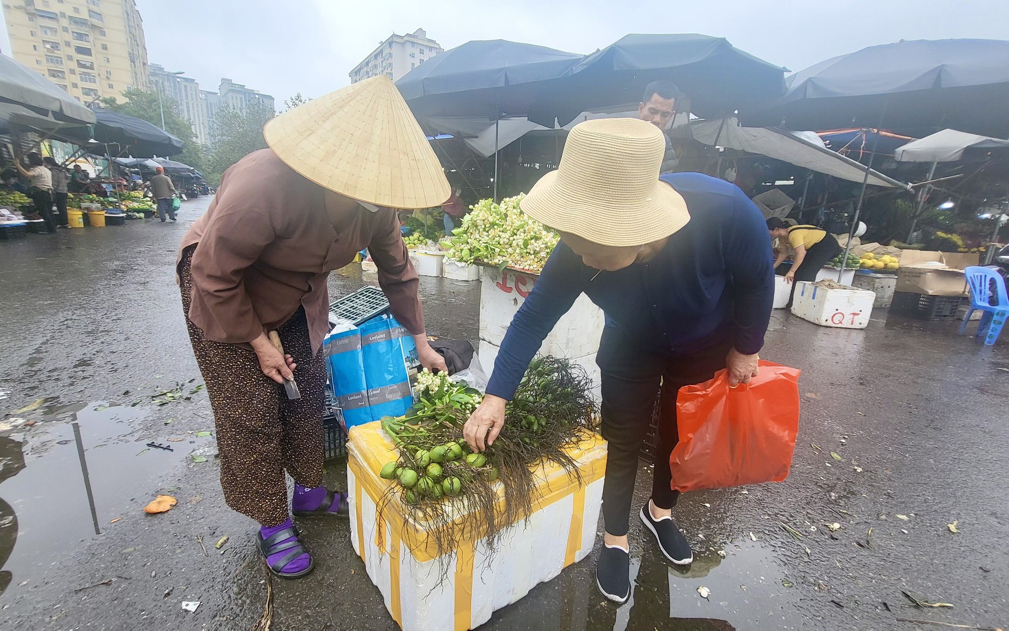 Hoa bưởi, hoa cau, đồ cúng lễ sôi động sát ngày Rằm tháng Giêng