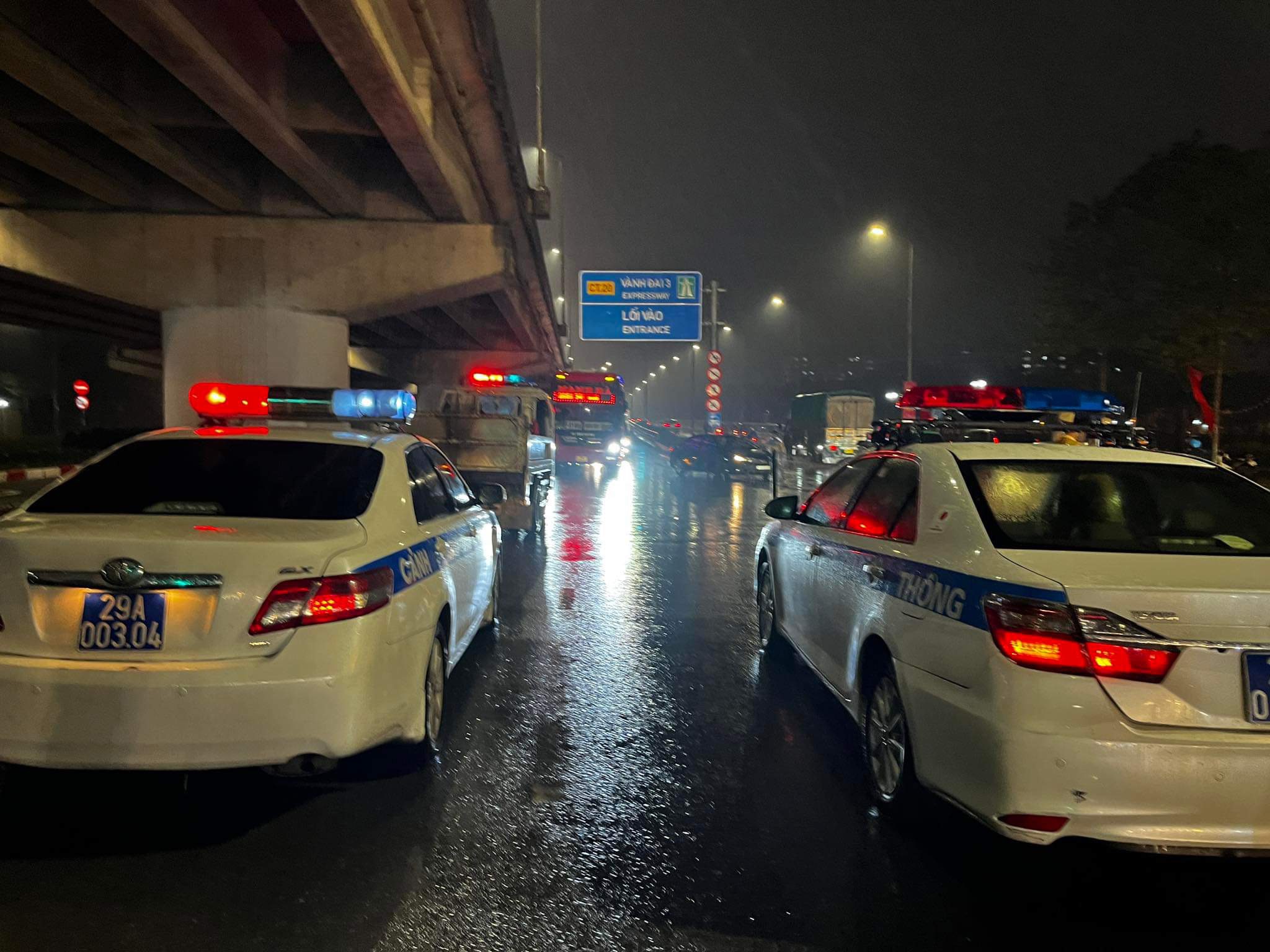 Video xe khách mất lái chắn ngang đường Vành đai 3 trong đêm mưa- Ảnh 4.