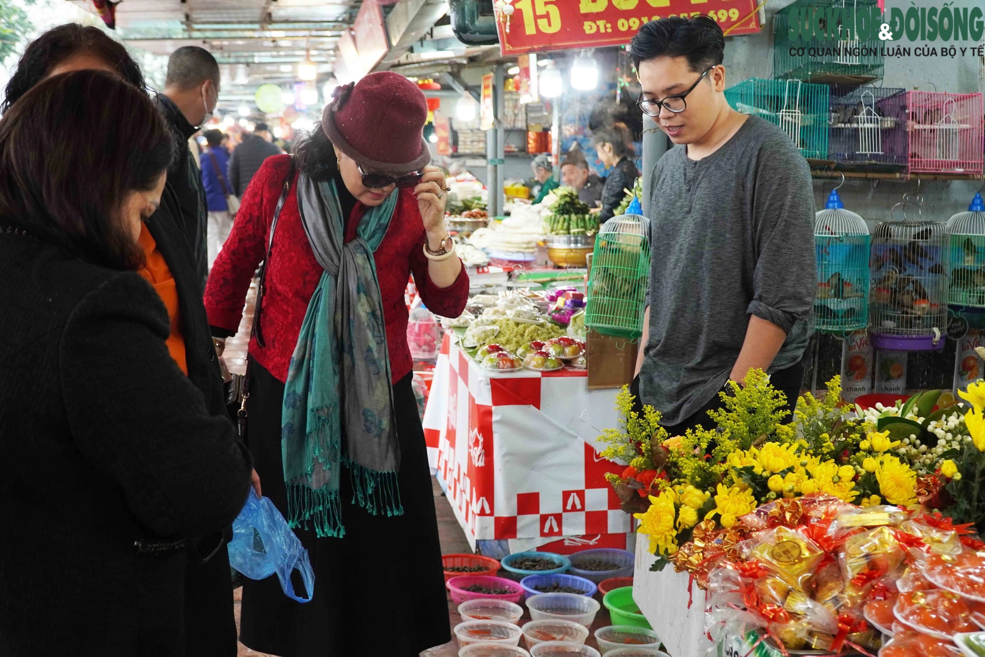 Nhộn nhịp đồ phóng sinh ngày rằm tháng Giêng tại các đền, chùa Hà Nội- Ảnh 4.