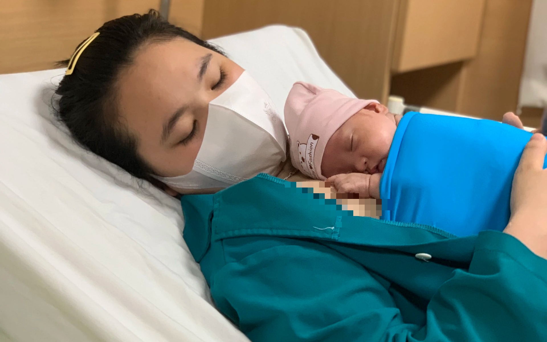 93 ngày hồi sinh bé gái sinh cực non, chỉ nặng 550 gram