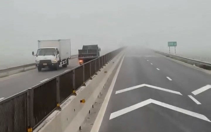 Bất chấp nguy hiểm, tài xế xe tải chạy ngược chiều trên cao tốc trong mù sương