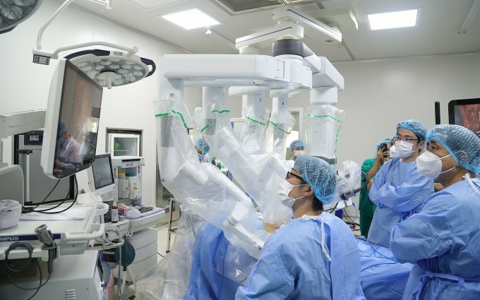 Đưa robot vào phẫu thuật nội soi cắt trọn khối ung thư gan tại Bệnh viện K