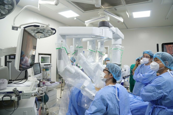 Đưa robot vào phẫu thuật nội soi cắt trọn khối ung thư gan tại Bệnh viện K- Ảnh 4.