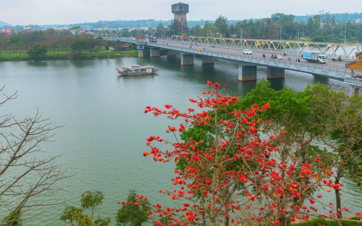 Cố đô Huế đẹp nao lòng mùa hoa gạo nở