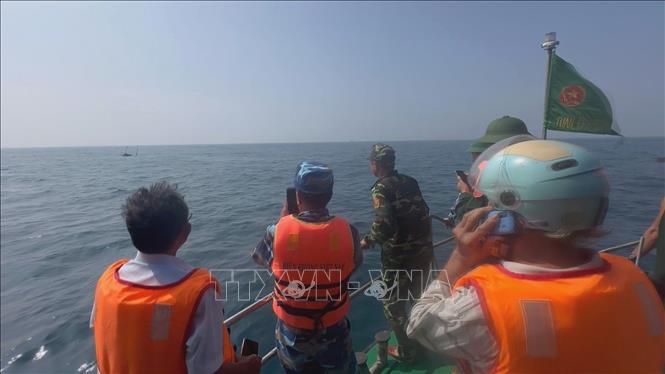 Vụ chìm tàu cá tại Quảng Ngãi: Nỗ lực tìm kiếm 2 ngư dân mất tích- Ảnh 1.