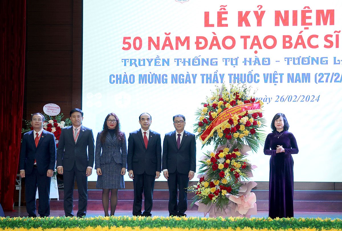 Bộ trưởng Đào Hồng Lan: Đào tạo bác sĩ nội trú góp phần tạo nền móng vững chắc về nguồn nhân lực chất lượng cao cho ngành y- Ảnh 3.