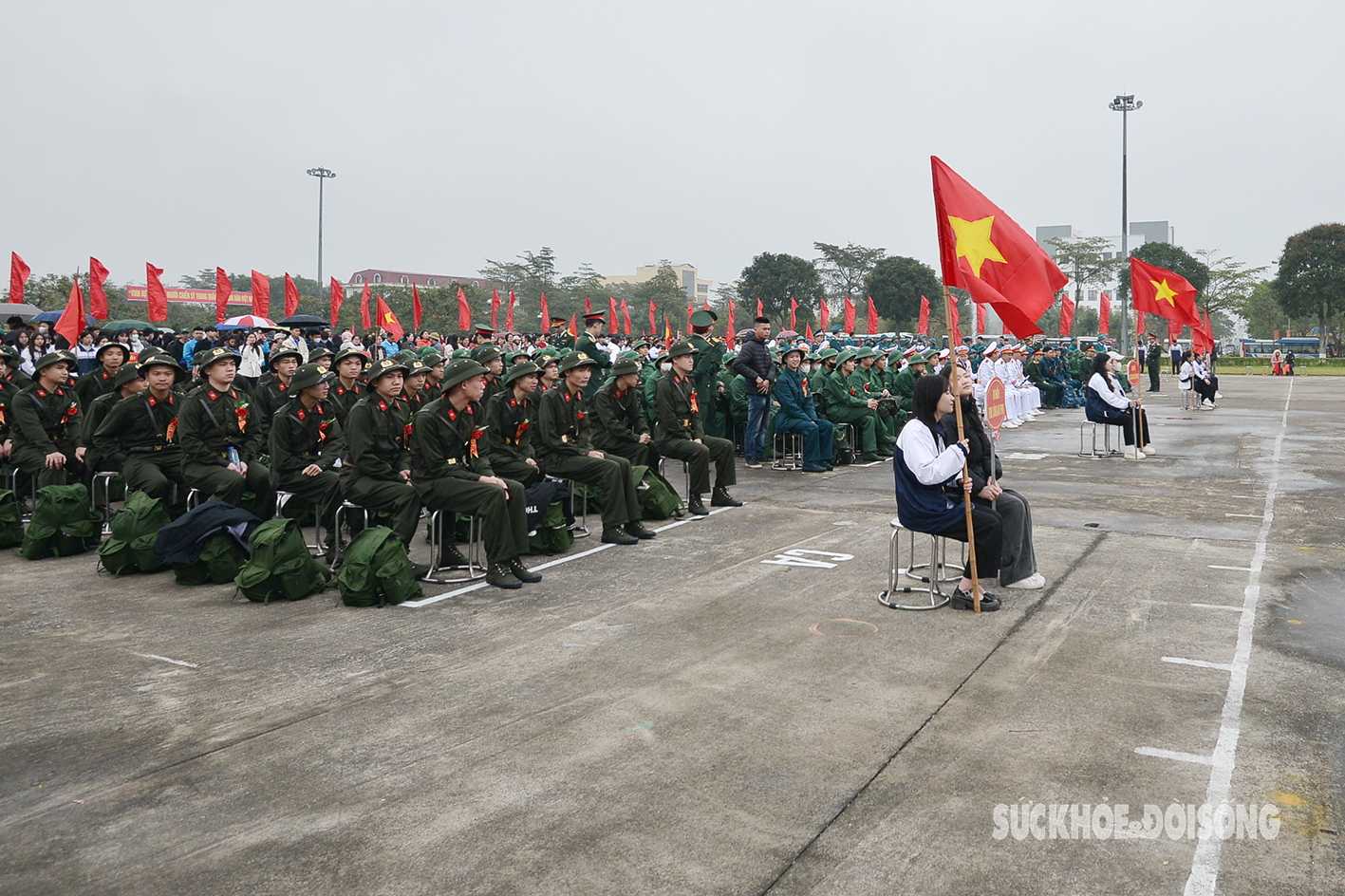 Tân binh huyện Mê Linh phấn khởi lên đường nhập ngũ- Ảnh 1.