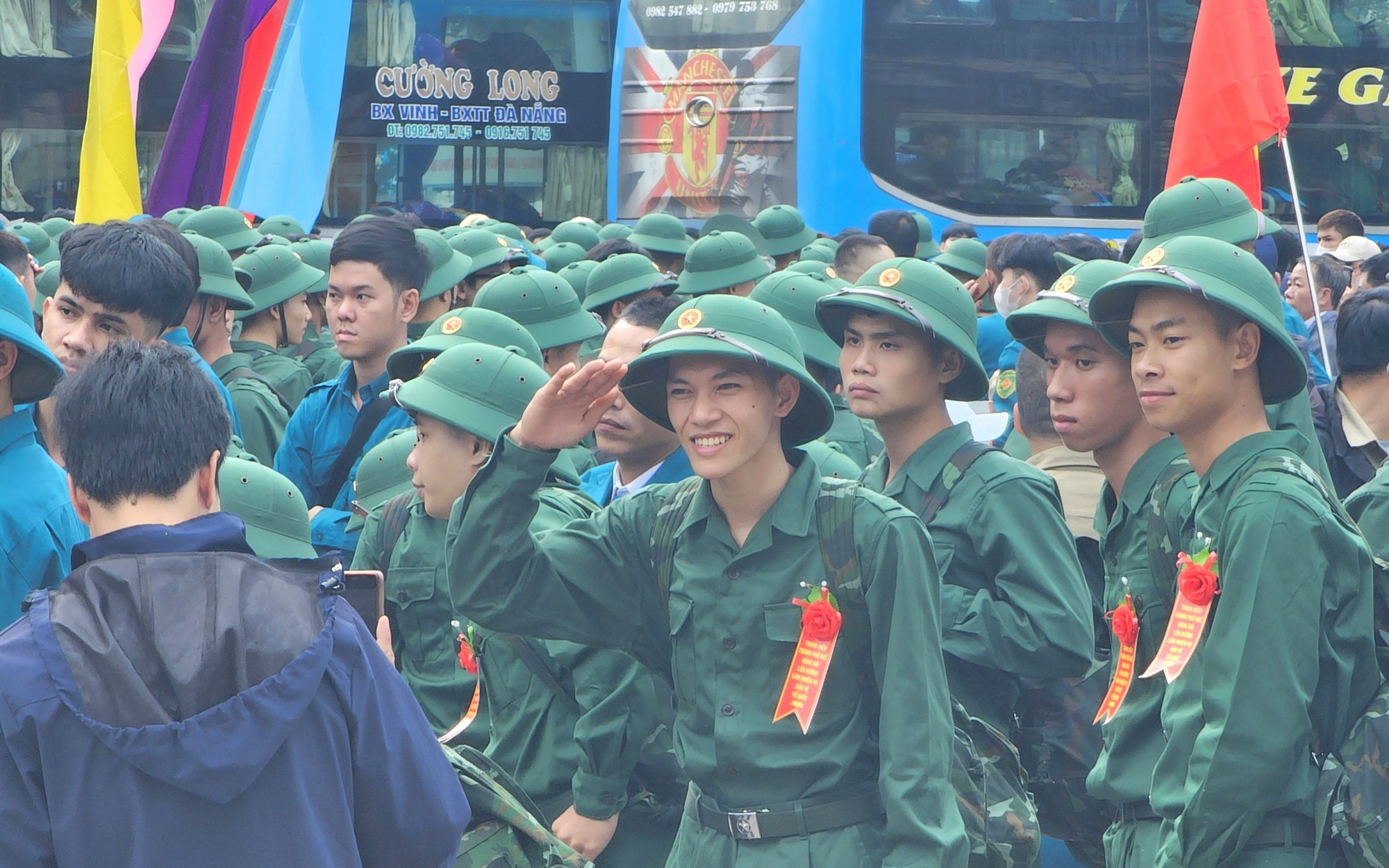 Người thân bịn rịn, tân binh rạng rỡ nụ cười trong ngày tòng quân