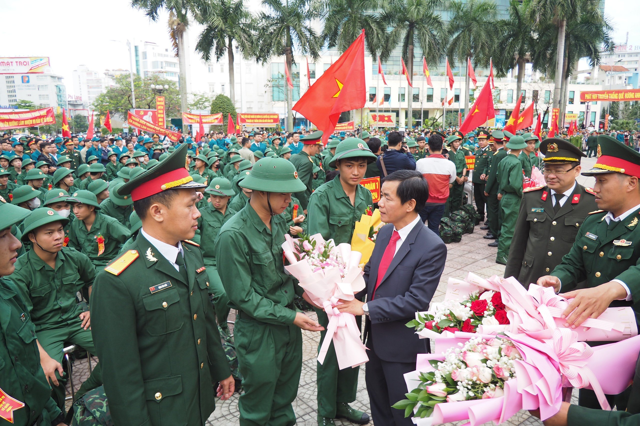 Người thân bịn rịn, tân binh rạng rỡ nụ cười trong ngày tòng quân- Ảnh 3.