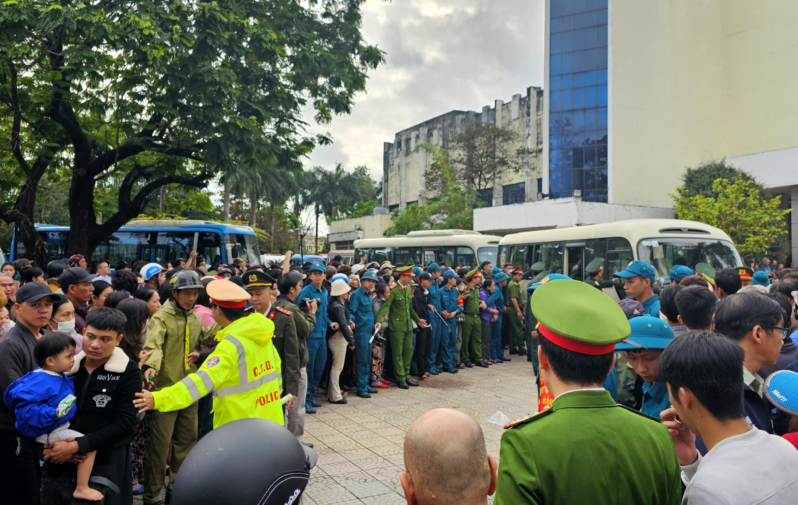 Người thân bịn rịn, tân binh rạng rỡ nụ cười trong ngày tòng quân- Ảnh 10.