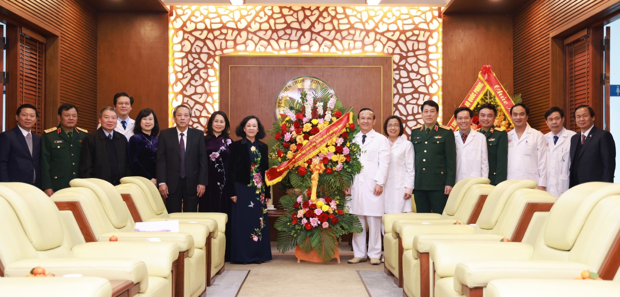 Thường trực Ban Bí thư Trương Thị Mai thăm, chúc mừng Bệnh viện Trung ương Quân đội 108
- Ảnh 2.