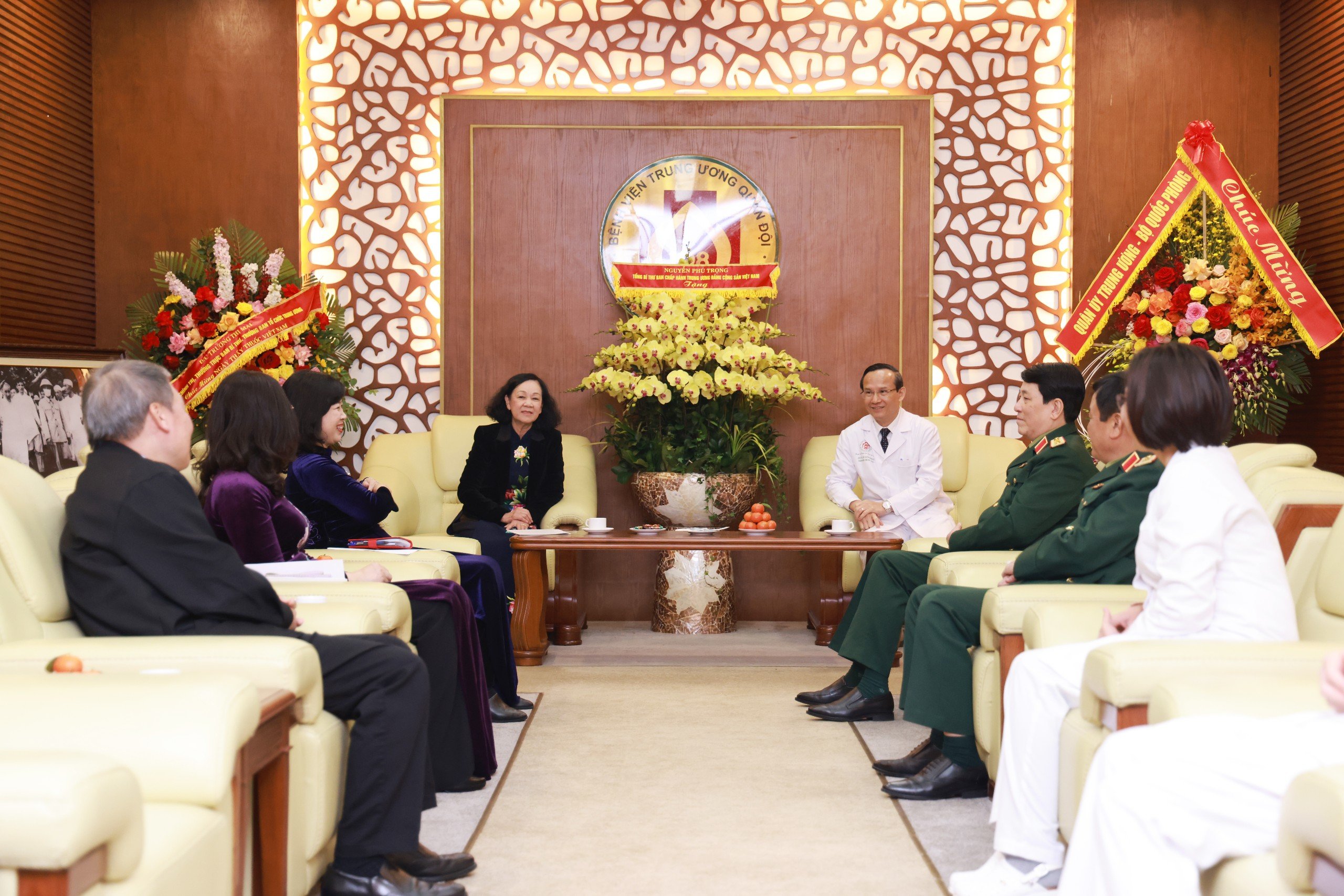 Thường trực Ban Bí thư Trương Thị Mai thăm, chúc mừng Bệnh viện Trung ương Quân đội 108
- Ảnh 1.