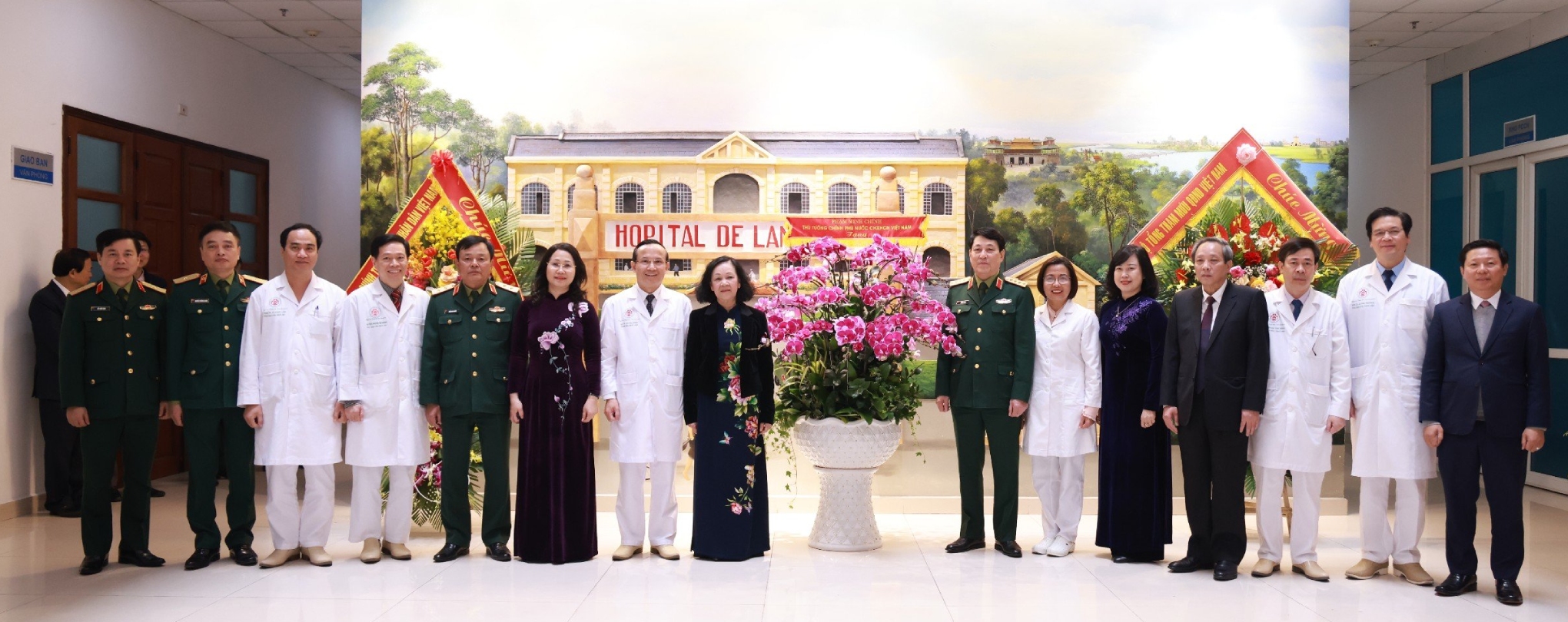 Thường trực Ban Bí thư Trương Thị Mai thăm, chúc mừng Bệnh viện Trung ương Quân đội 108
- Ảnh 3.